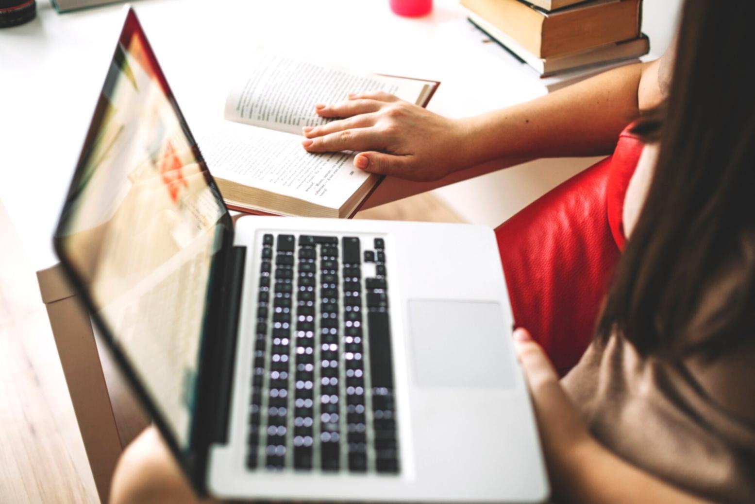 Persona trabajando en planificación financiera